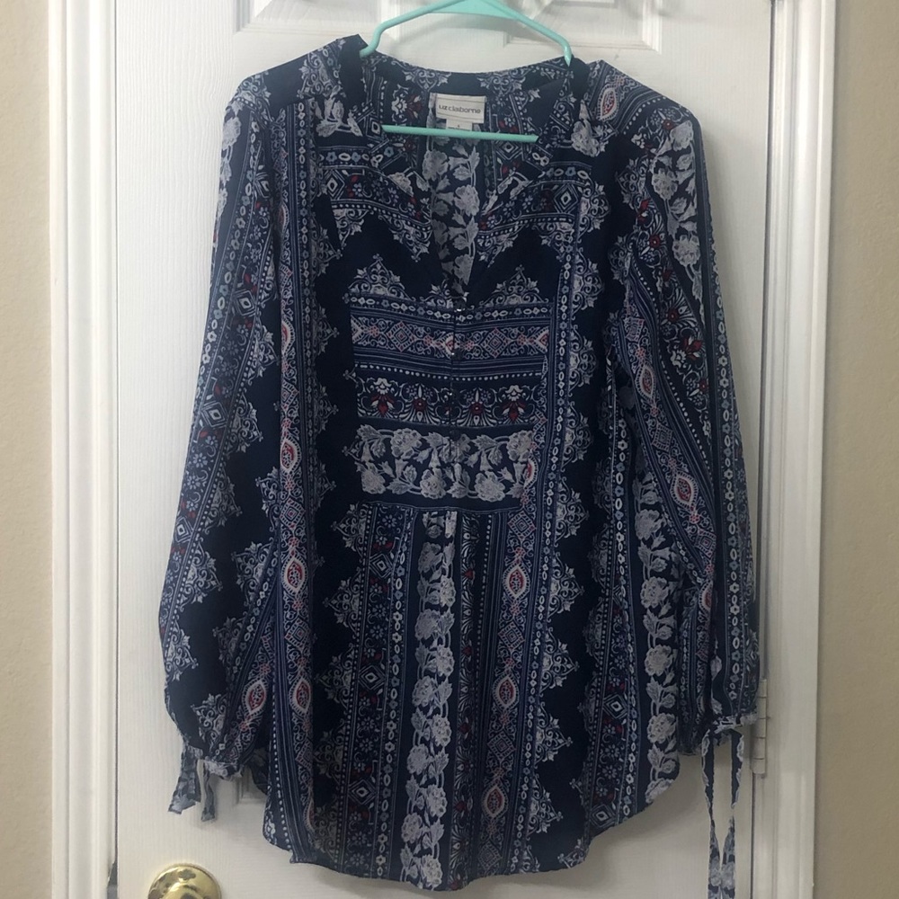 Long sleeve print blouse.